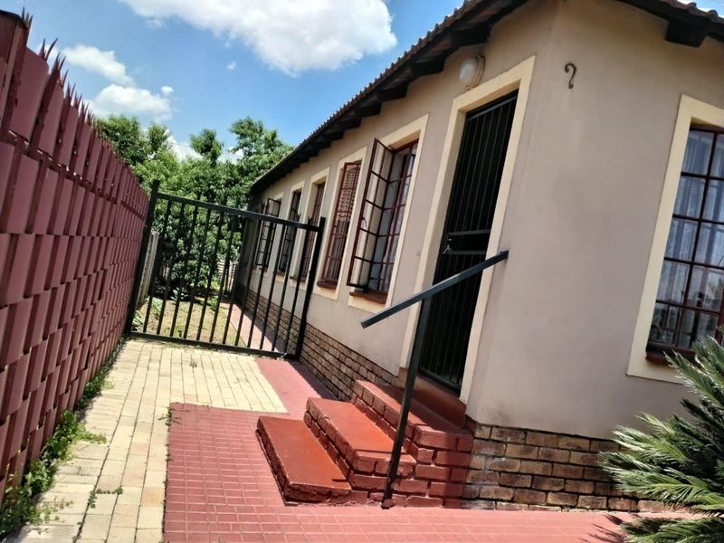 3 Bedroom House for sale at Olievenhoutbosch - Photo 2