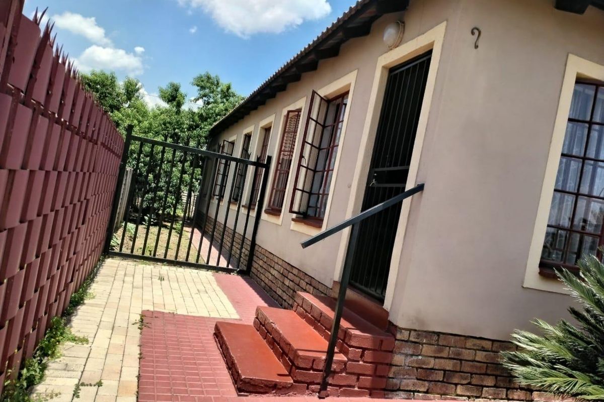 3 Bedroom House for sale at Olievenhoutbosch - Photo 2