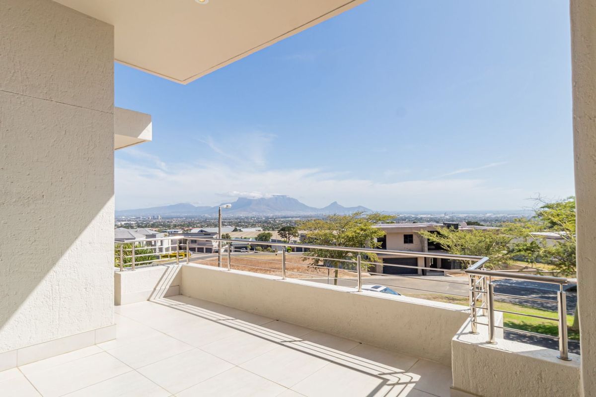 Beautiful family home with flatlet in Baronetcy Estate, Plattekloof. - Photo 2