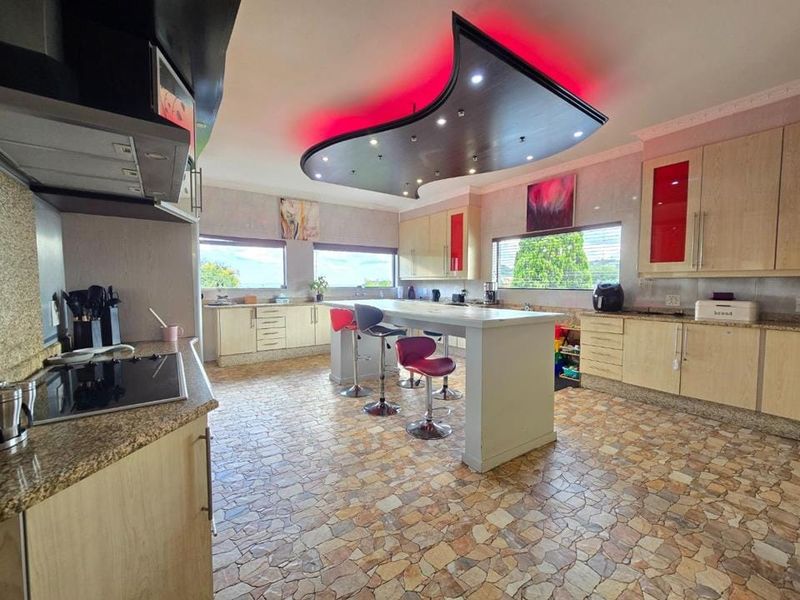 8 Bedroom House for Sale in Bassonia - Photo 4