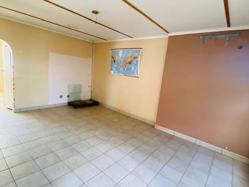 HOUSE FOR SALE IN HOCHLAND PARK - Photo 9