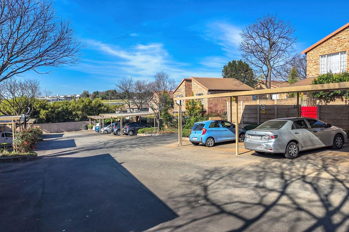 Charming Pet-Friendly Duplex with Enclosed Garden - Photo 3