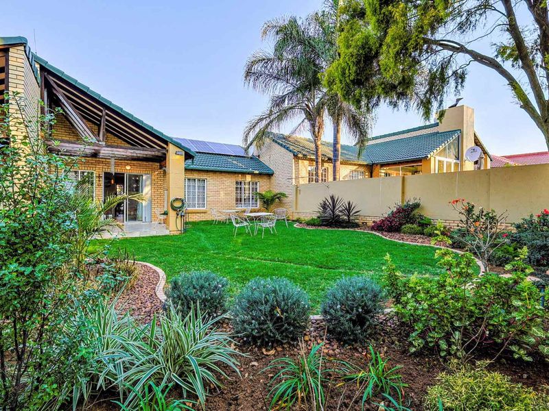 Elegant 3-Bedroom Modern Home with Solar in a Exquisite Moreleta Park Estate - Photo 1