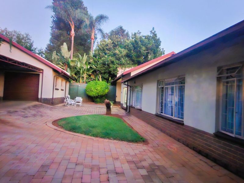 Versatile Family Home with Private Flat - Photo 5