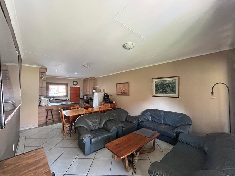 Charming 3-Bedroom Home with Luxurious Amenities - Photo 2