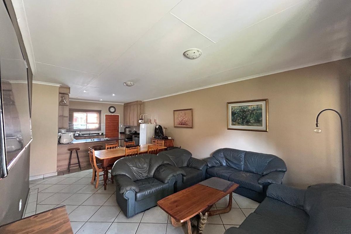 Charming 3-Bedroom Home with Luxurious Amenities - Photo 2