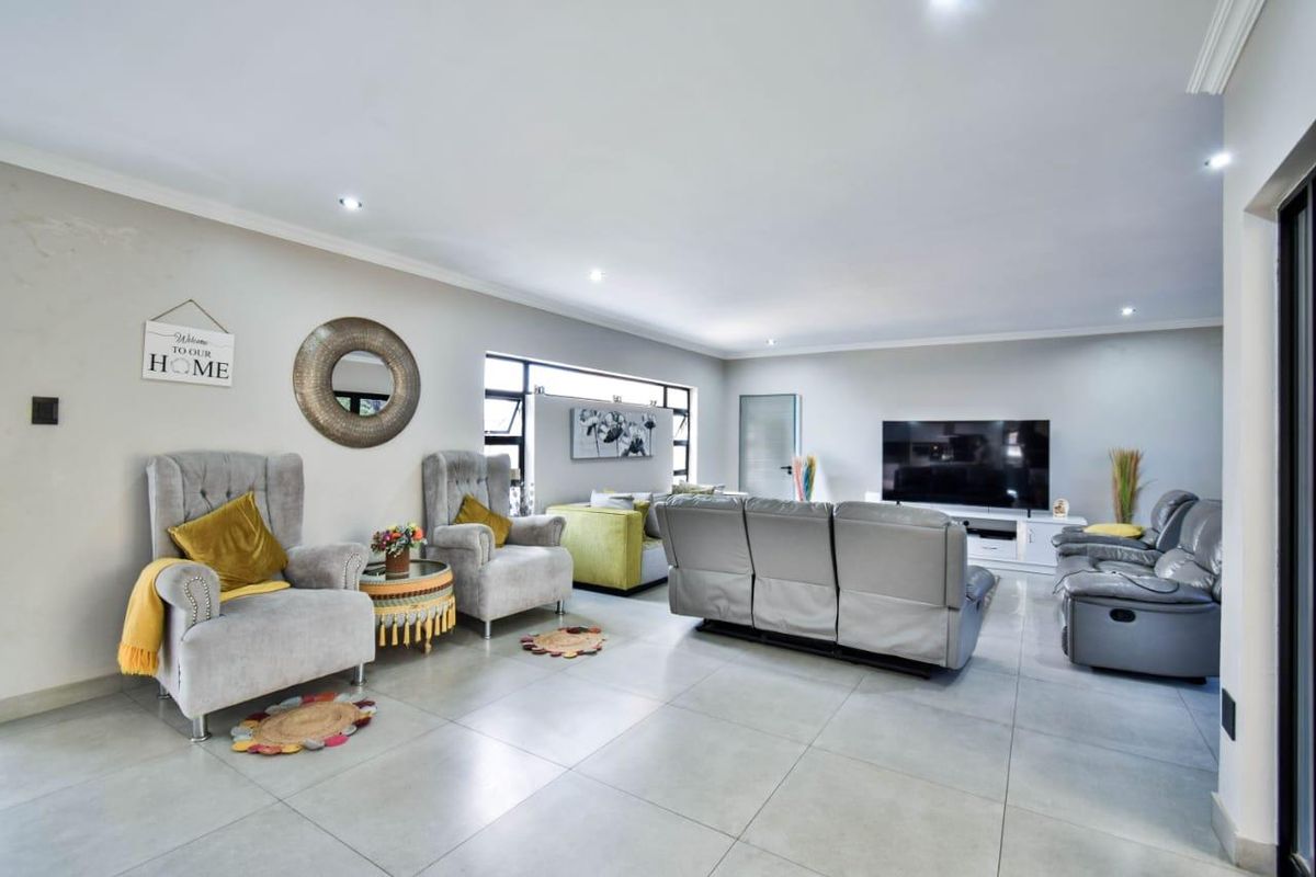 Modern Family Home in Savannah Country Estate - Photo 5