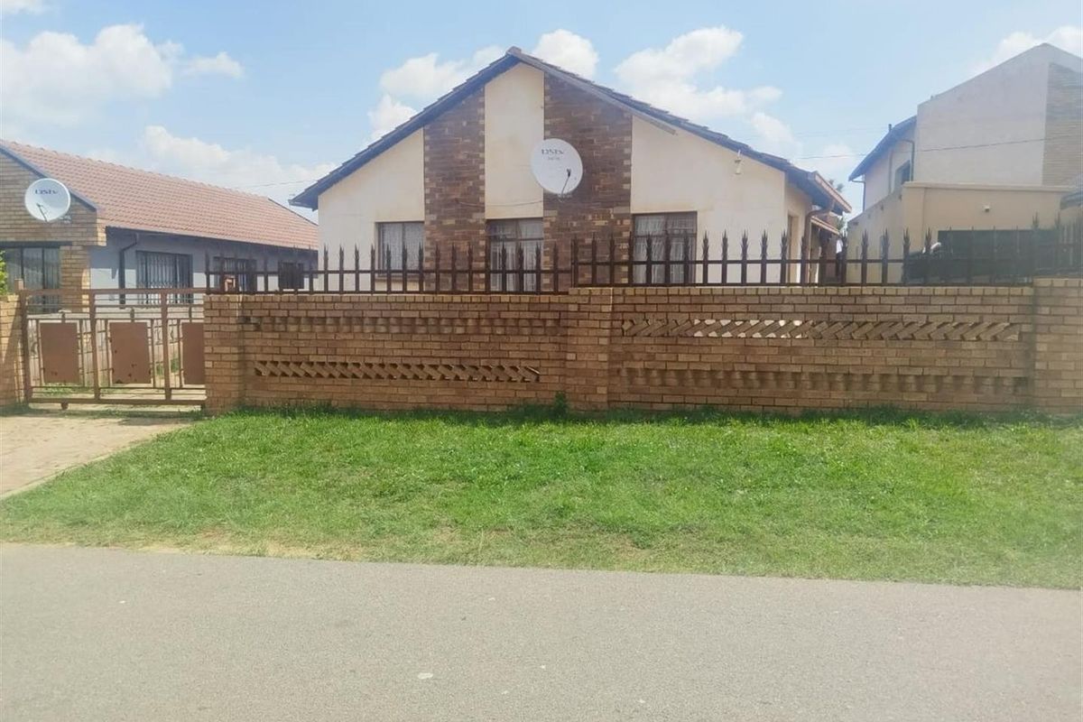 House For Sale in Daveyton, Benoni - Photo 2