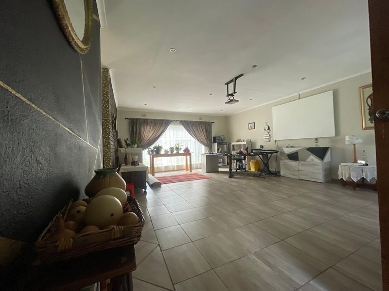 Charming Family Home with Garden Cottage and Jacuzzi - Photo 10