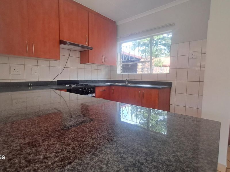 3 Bedroom Simplex in a pet friendly complex - Photo 9