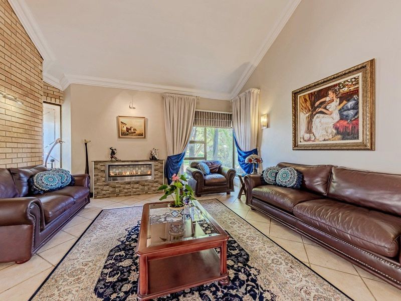 Luxury Family Estate with Flatlet, Borehole & Solar Power in Featherbrooke Estate - Photo 9