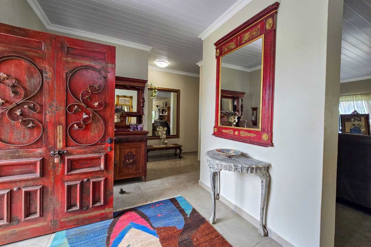 Three bedroom family home for sale in sought after area of Stilbaai. - Photo 3