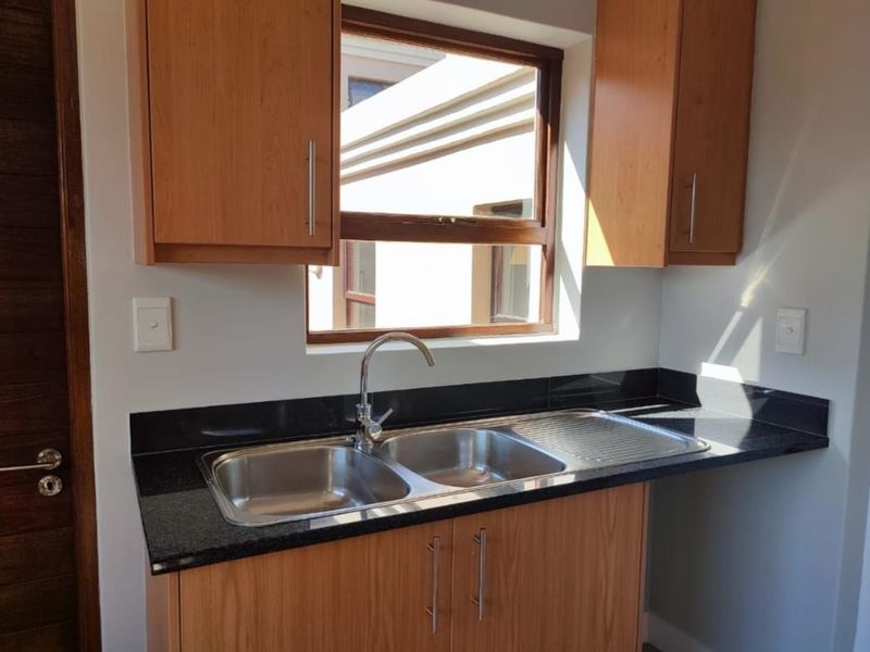 Modern renovated cluster in desirable Morningside complex - Photo 8