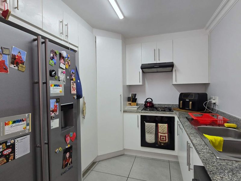 Spacious 3-Bedroom Apartment in Pet-Friendly Zonnezicht Complex - Photo 7