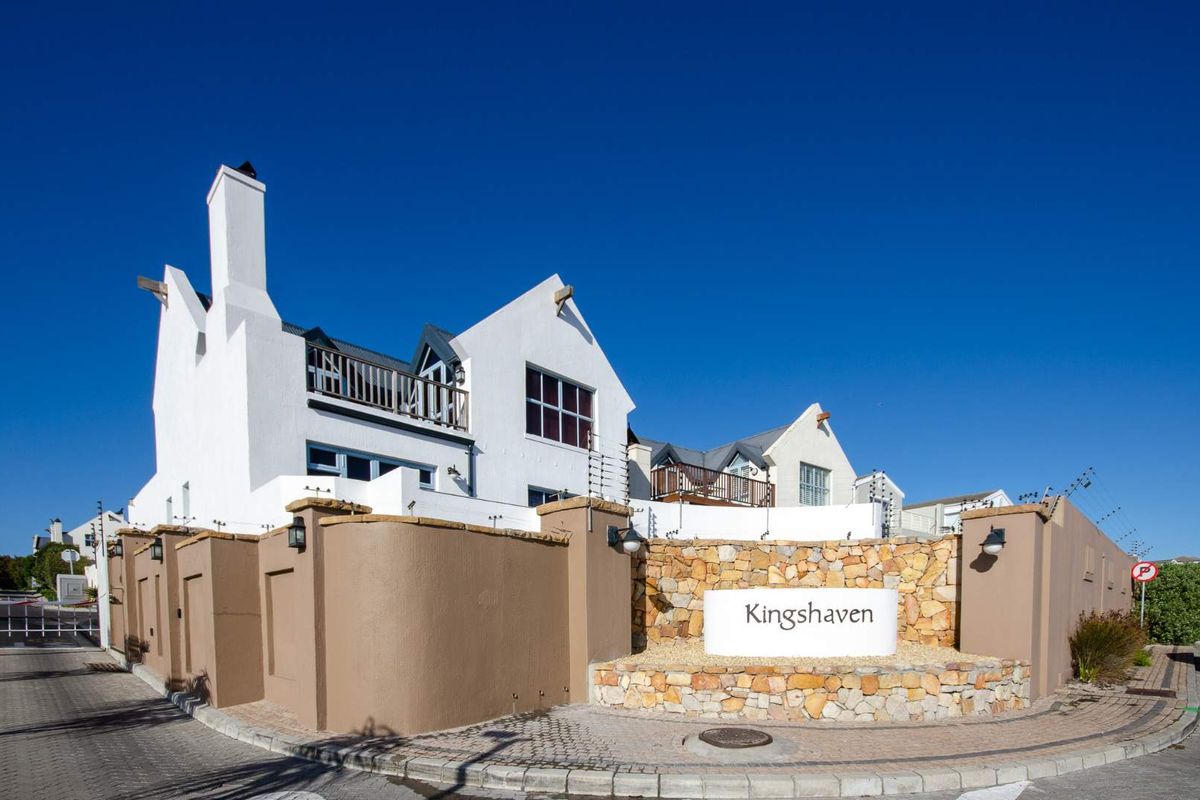 Stunning family home with amazing sea and greenbelt views in the heart of the Big Bay kite surfing paradise - Photo 2