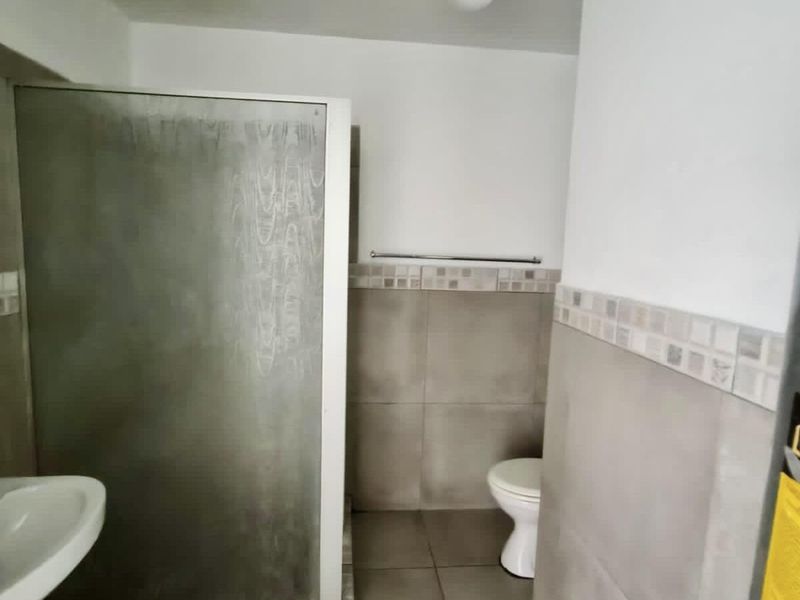 Centrally located modern apartment with designated parking - Photo 5