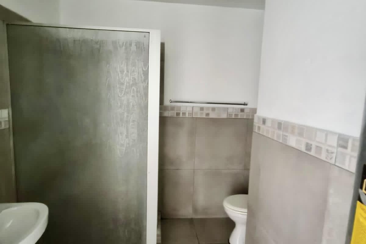 Centrally located modern apartment with designated parking - Photo 5