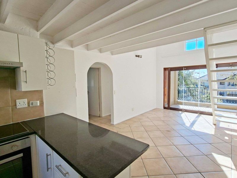 Spacious 2 bed, 1 bath loft apartment available in Lonehill - Photo 4