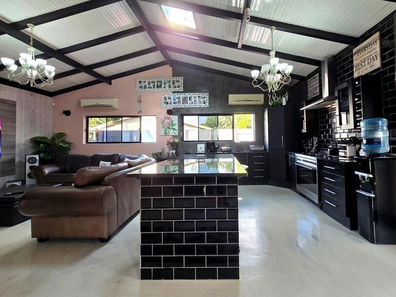 Explore Sophistication: 5-Bedroom Entertainment Escape! - Photo 3