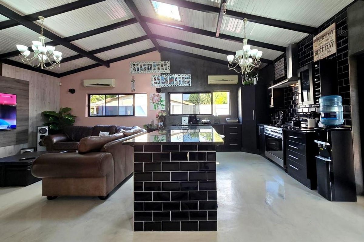 Explore Sophistication: 5-Bedroom Entertainment Escape! - Photo 3