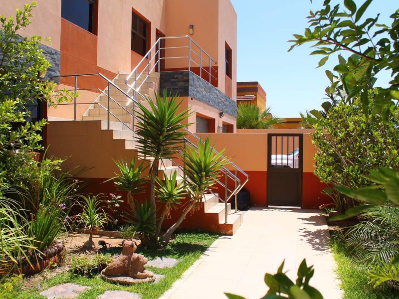 Stunning Property with loads of in and outside living - Photo 2