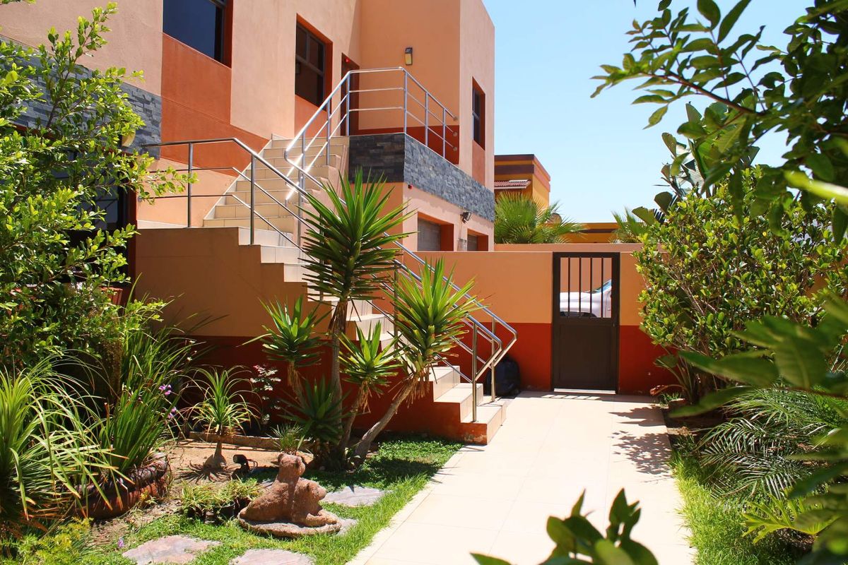 Stunning Property with loads of in and outside living - Photo 2