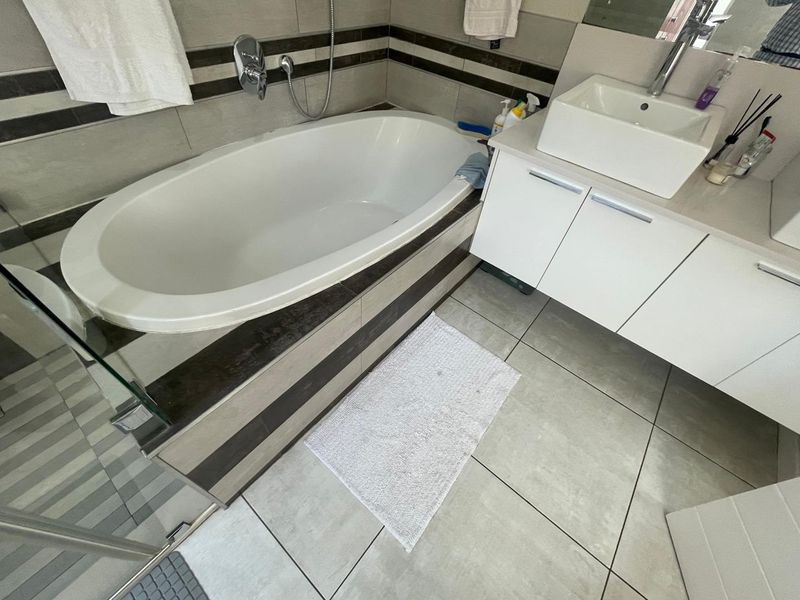 Elegant 3-Bedroom Family Home in the Heart of Craigavon, Sandton - Photo 8