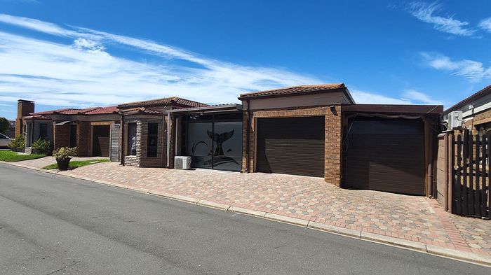 Property #2476850, Townhouse For Sale in Hartenbos Central