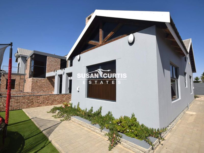 Elegant 5 Bedroom Home - Photo 3