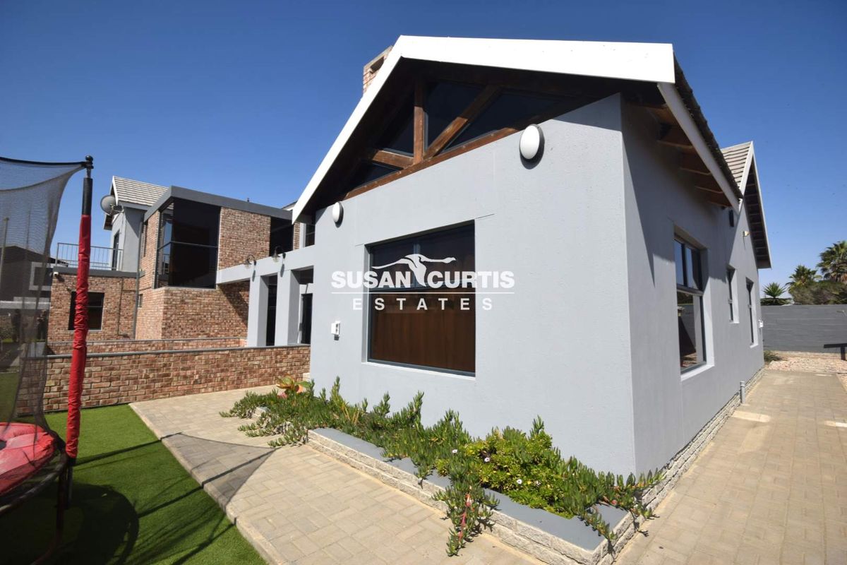 Elegant 5 Bedroom Home - Photo 3