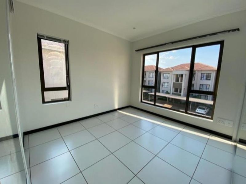 Investor's Dream: Modern Flat with Tenant in Place - Photo 5