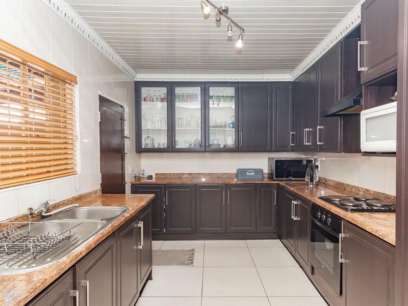 Stylish Family Home - Photo 3