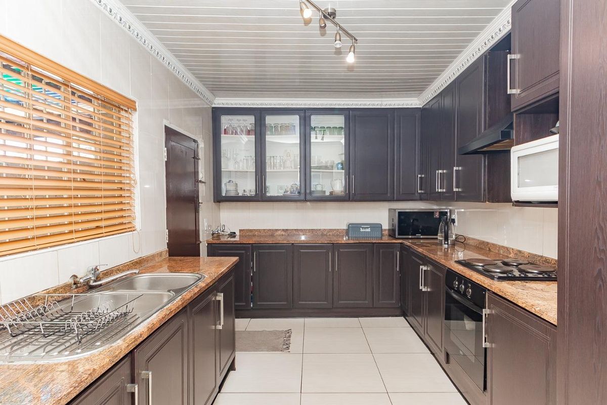 Stylish Family Home - Photo 3