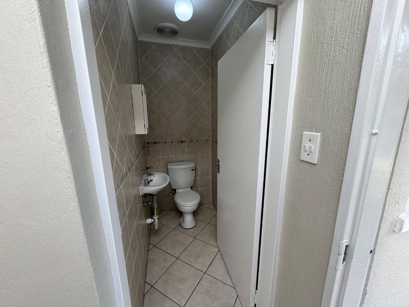 Spacious & Pet-Friendly 3 Bedroom Townhouse with Large Garden and Modern Comforts - Photo 10