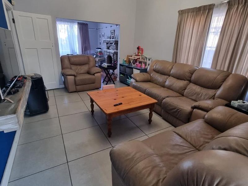 Dual Homes + Flatlets: Perfect for Big Families & Investors! - Photo 4