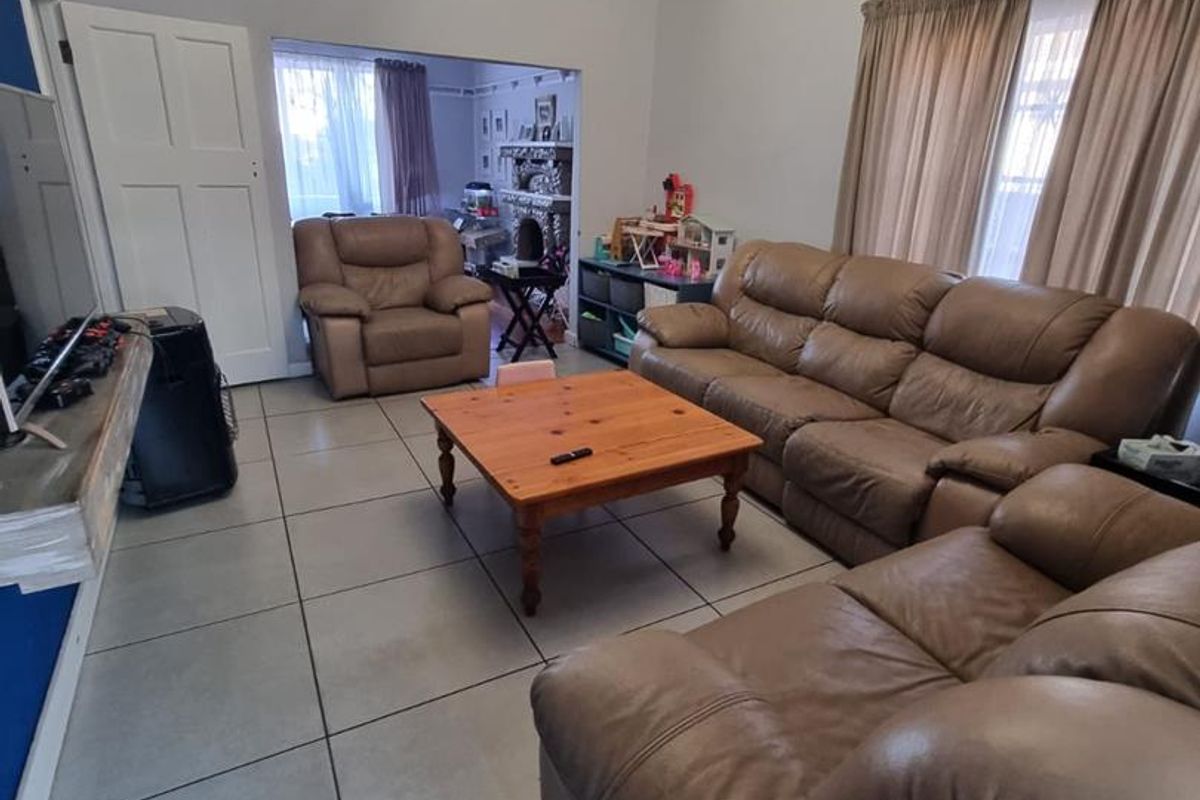 Dual Homes + Flatlets: Perfect for Big Families & Investors! - Photo 4