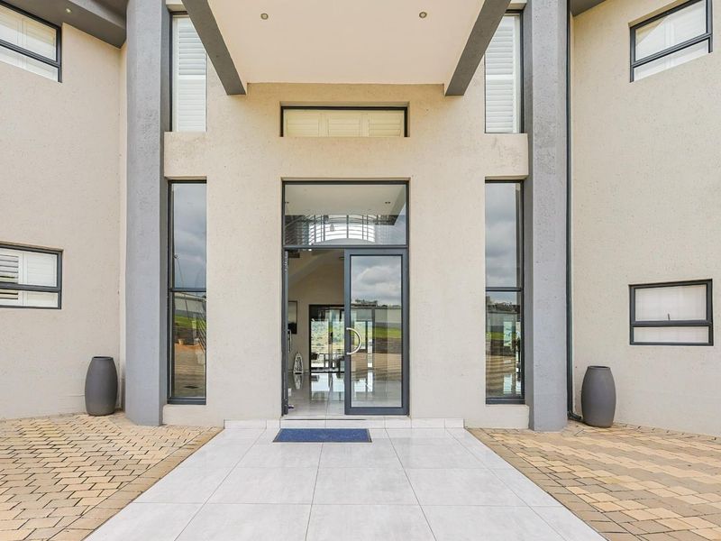 Stunning Off-the-Grid Masterpiece: Your Dream Home Awaits with two flatlets. - Photo 5