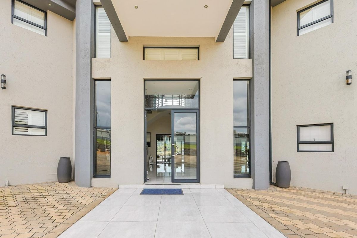 Stunning Off-the-Grid Masterpiece: Your Dream Home Awaits with two flatlets. - Photo 5