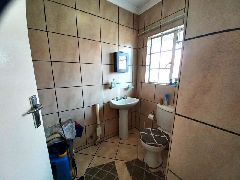 1 bedroom unit on first floor with great size balcony & play park, communal pool + 24 hour security - Photo 8