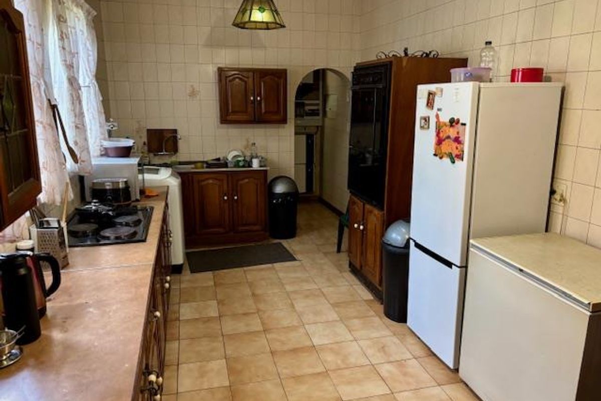 Spacious Family Home with Flatlet on Large Stand - Photo 5