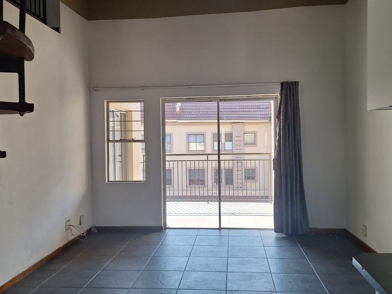 2 Bed 2 Bath apartment with a double volume loft area for sale in Sundowner - Photo 5