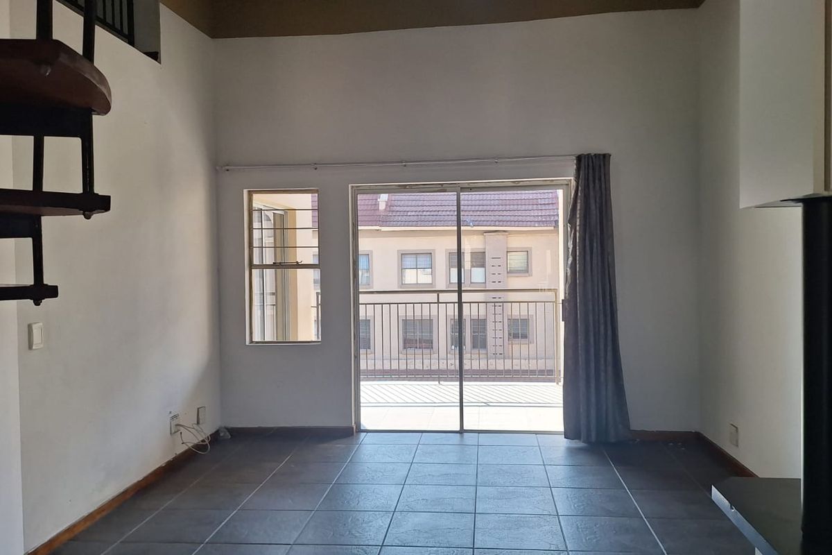 2 Bed 2 Bath apartment with a double volume loft area for sale in Sundowner - Photo 5