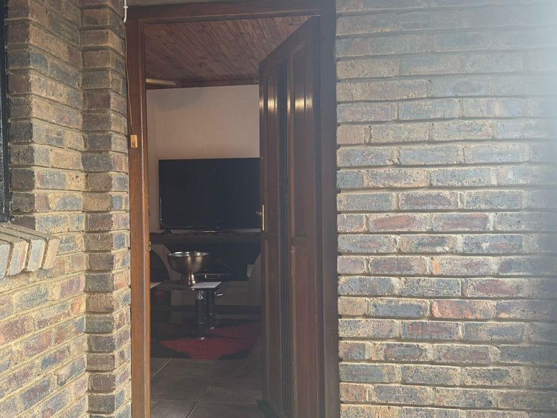 House with a flat for sale in Homevale - Photo 5