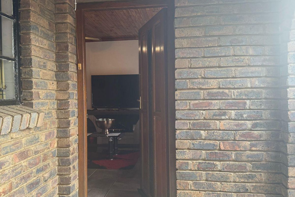 House with a flat for sale in Homevale - Photo 5