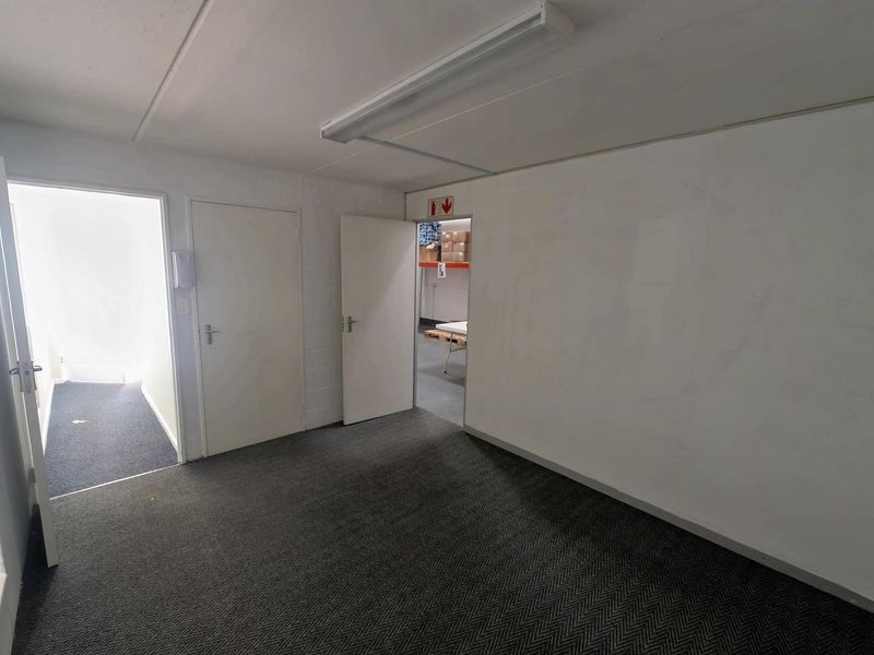 MINI WAREHOUSE/OFFICES TO LET - MONTAGUE GARDENS - Photo 6