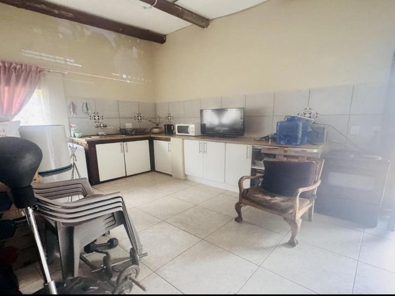 5 Bed | 3 Bath | Study | Flatlet | Pool | Single Garage – Bendor Bargain Potential - Photo 3