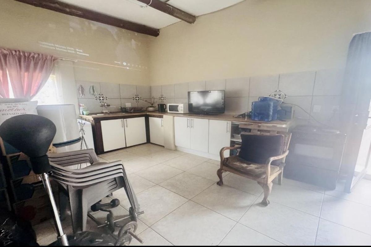 5 Bed | 3 Bath | Study | Flatlet | Pool | Single Garage – Bendor Bargain Potential - Photo 3