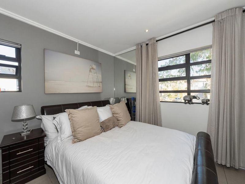 Lovely 2 bedroom Penthouse Apartment with gorgeous views for rent in Bryanston - Photo 9