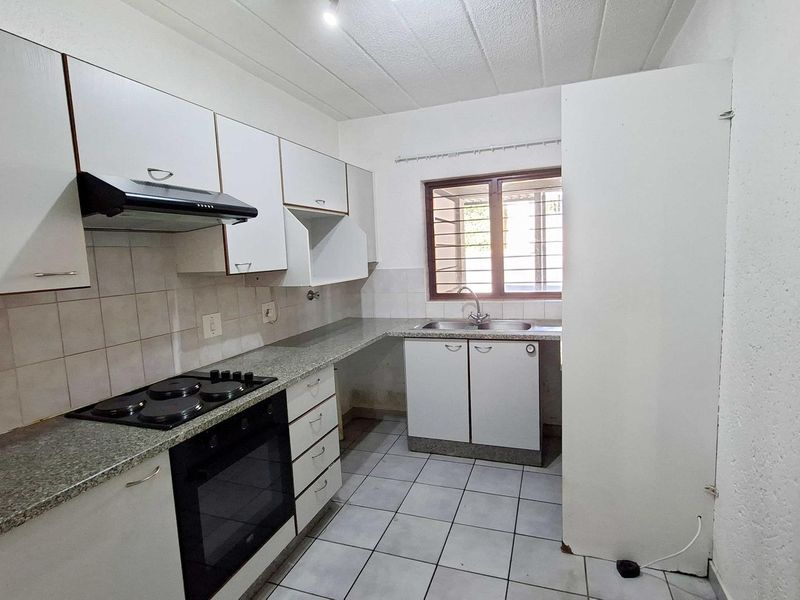 Spacious 3 bedroom, 2 bathroom, ground floor apartment available for sale in Bryanston - Photo 4