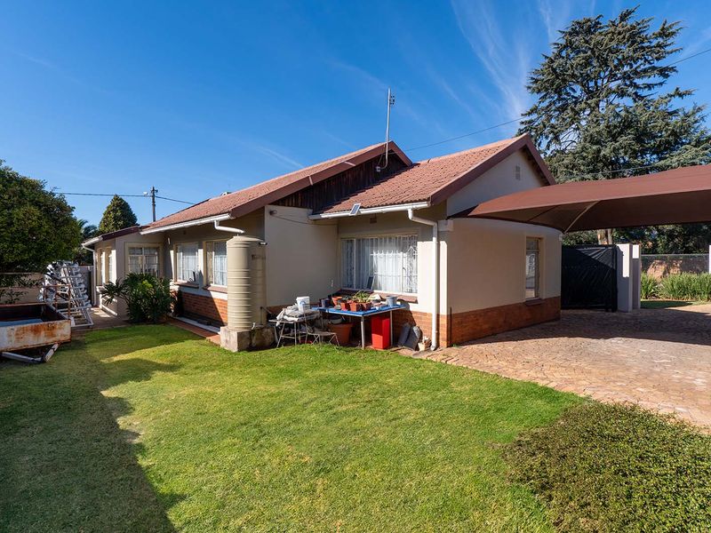 Charming 3-Bedroom Family Home with Income-Generating Bachelor Cottage in Birchleigh - Photo 3